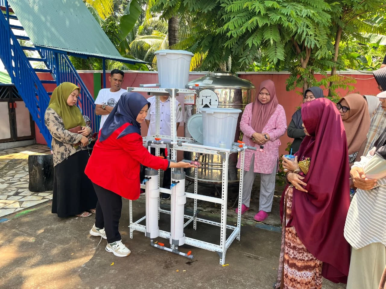 Praktik langsung penggunaan teknologi koagulasi-filtrasi air bersih menggunakan biji kelor sebagai koagulan alami di Desa Cilellang, Barru (23/7/2025). Inovasi dari LPPM Unhas melalui CDWRG FKM ini menjawab masalah air keruh, berwarna, dan berbau, menuju SDG 6. Kredit: FKM UNHAS